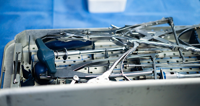 Set of orthopedic implants piled in tray